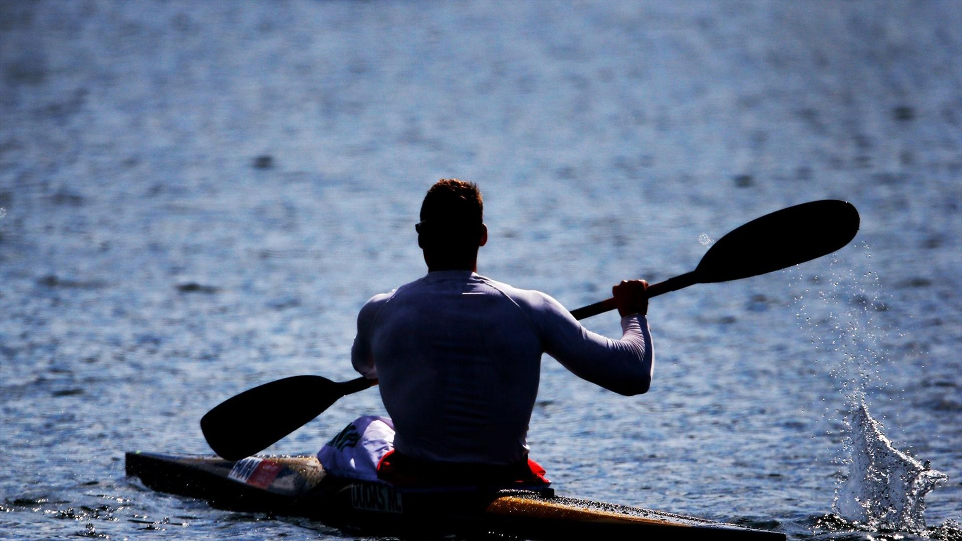 Kayak Hull and Paddle with PVC Foam Core 複合カヤックの船体とパドルのクローズアップアクションショット。どちらも 硬質 PVCフォームコア を使用して、水上での優れた強度重量比、耐衝撃性、耐久性を実現しています。