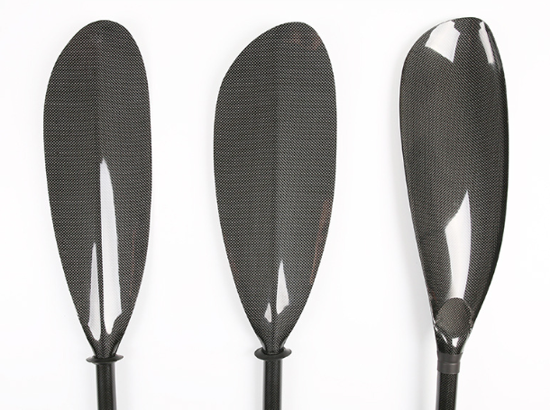 Premium Carbon Fiber Kayak Paddle Built with PVC Foam Core 構造的なPVCフォームコアを備えた完成した高性能カーボンファイバーカヤックパドル。このパドルは軽量で 硬質 で、ツーリングやプロの使用に最適です。