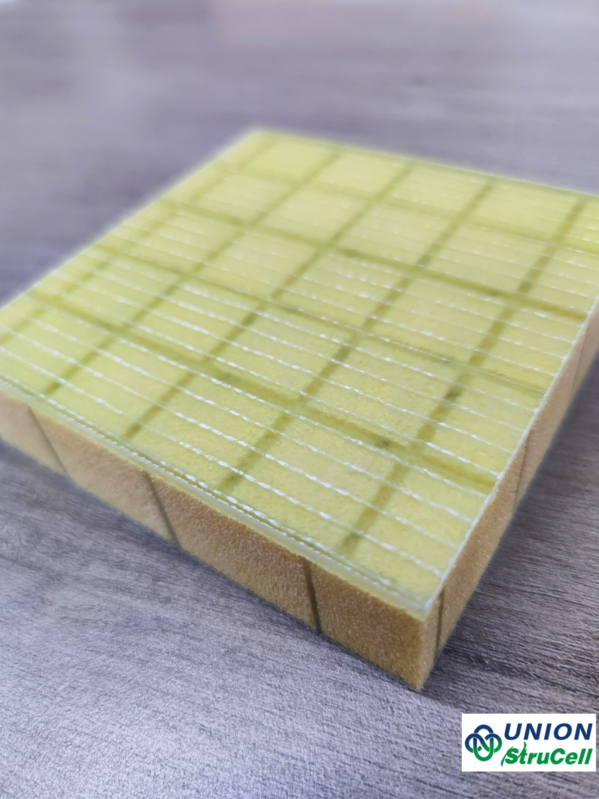 Dettaglio della superficie di un pannello composito FRP (GRP) rinforzato con un anima in schiuma PVC ad alta densit&agrave; per un isolamento superiore.