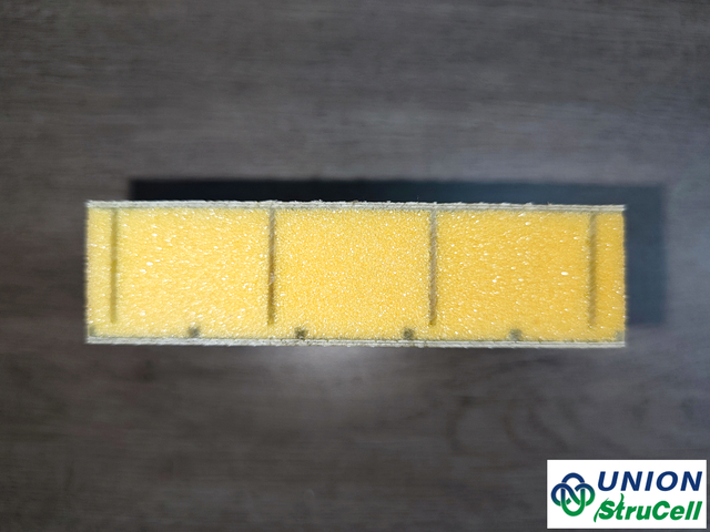 Un pannello sandwich in fibra di vetro ad alta resistenza caratterizzato da un rigido anima in schiuma PVC , progettato per applicazioni strutturali leggere.