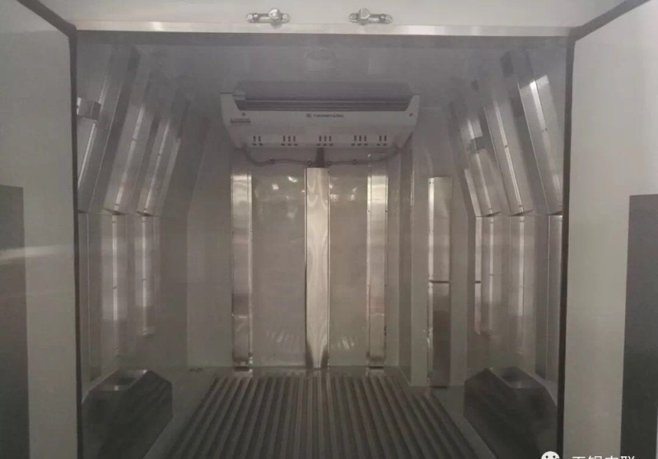 Refrigerated body interior showing ventilation channel floor and side wall channels