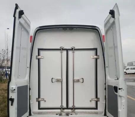 Independently sealed rear doors on a refrigerated vehicle body