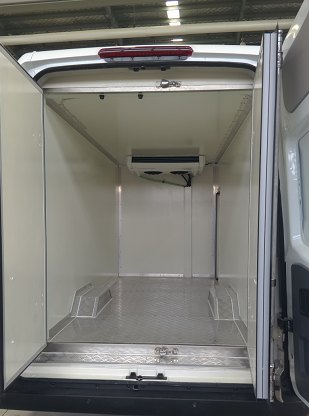 Interior of a pharmaceutical transport body with sealed panel construction